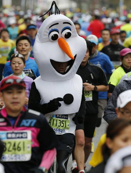 Maratona di Tokyo 2015. I travestimenti divertenti dei partecipanti. Frozen (AP)